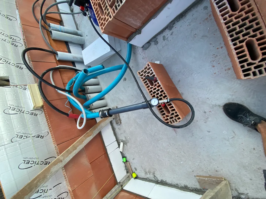 Professionele lekdetectie en druktest van zwembadleidingen tijdens een renovatie door Liner Plaatsen