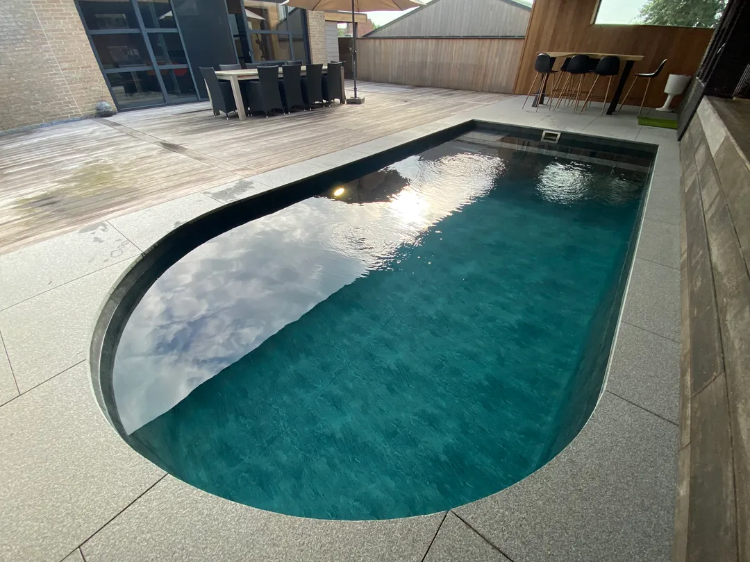 Strak geplaatste donkere zwembadliner met moderne randafwerking