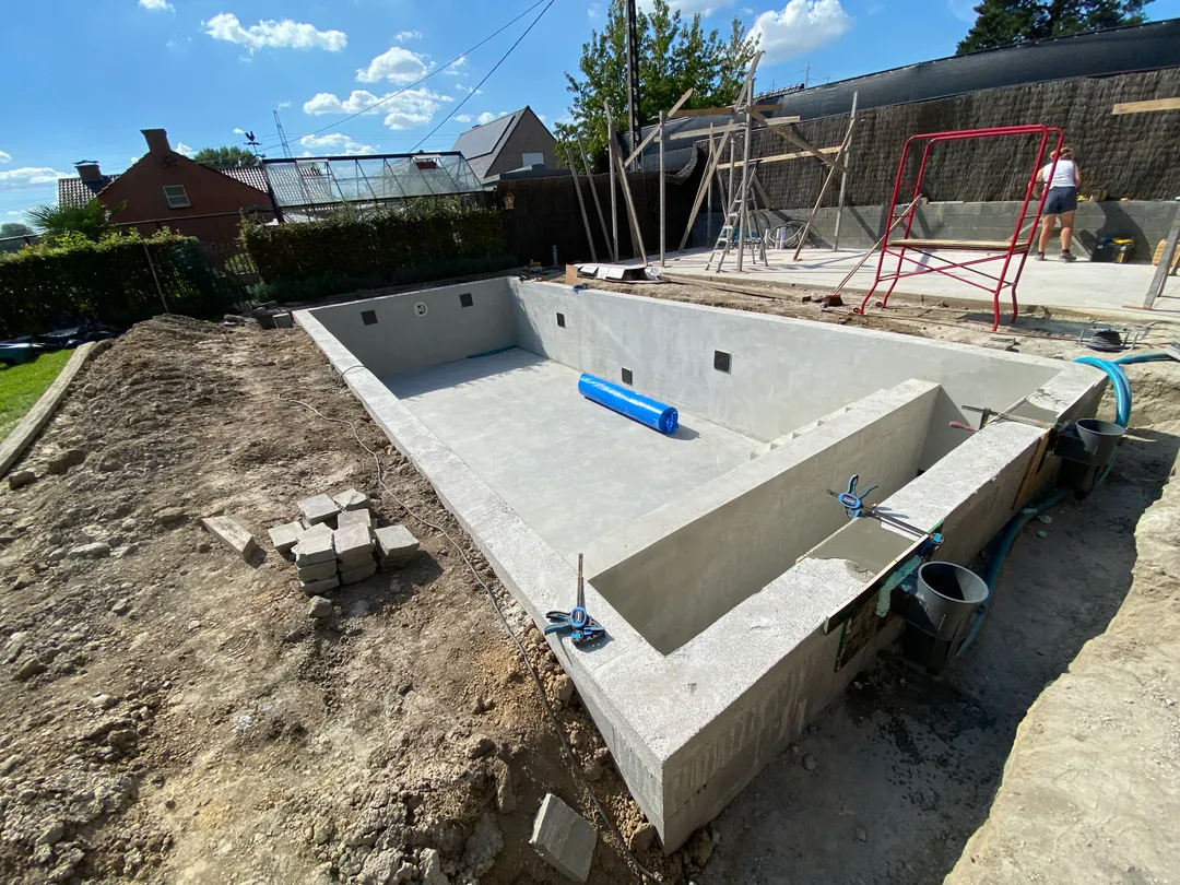 Betonnen zwembad in aanbouw klaar voor een nieuwe zwembadliner en renovatie door Liner Plaatsen