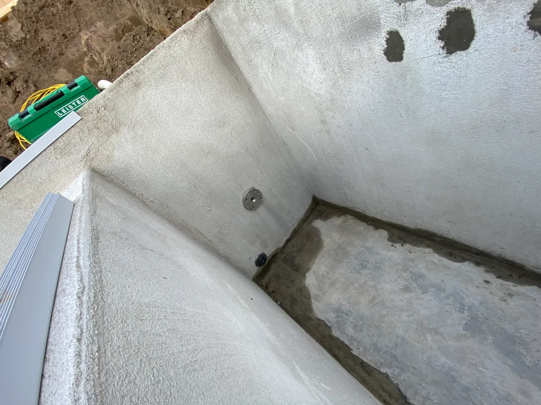 Voorbereiding zwembadrenovatie: betonnen kuip klaar voor professionele liner plaatsing