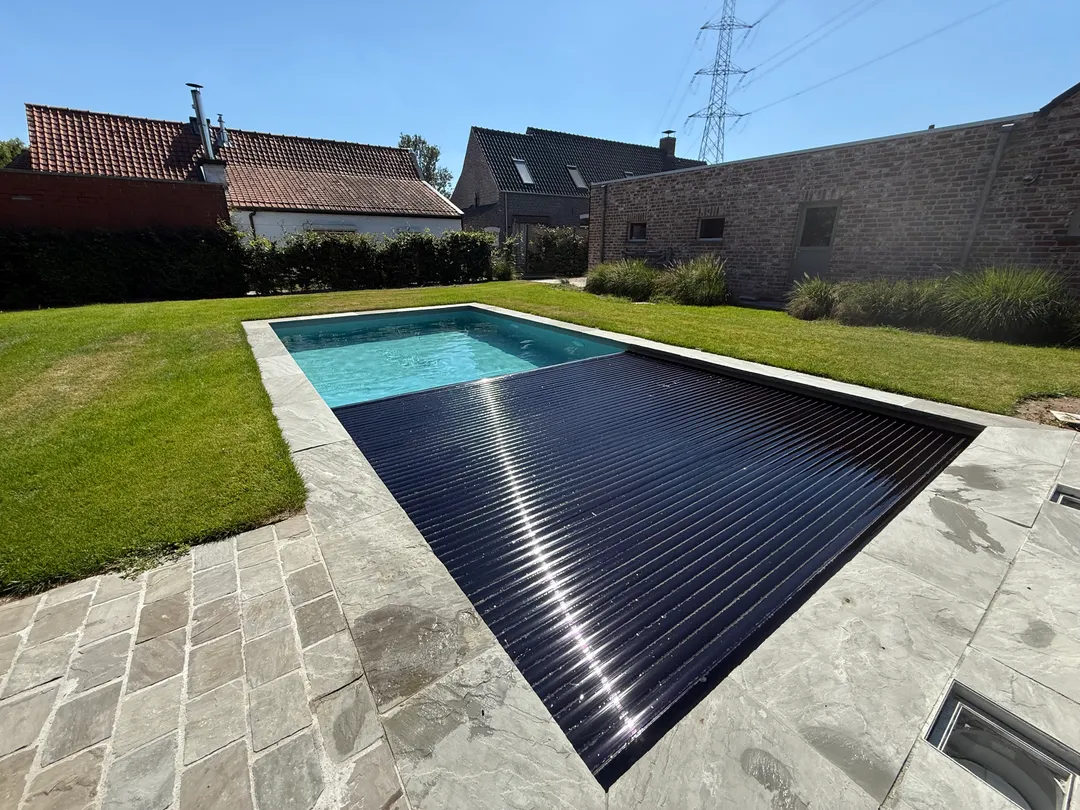 Modern zwembad met zwart rolluik en strakke randafwerking door Liner Plaatsen