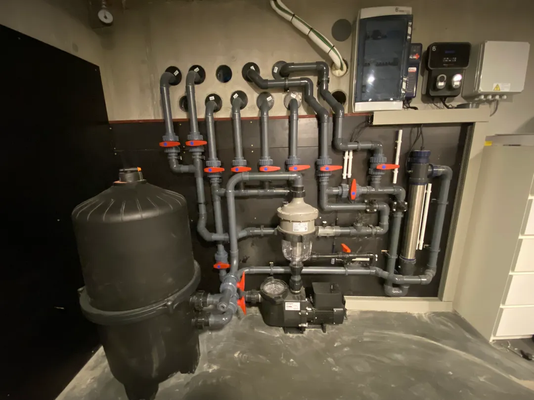 Professionele zwembadtechniek installatie met filter, pomp en leidingwerk voor zwembadonderhoud