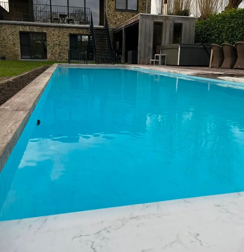 Professionele installatie van een blauwe zwembadliner voor een strakke zwembadrenovatie door Liner Plaatsen