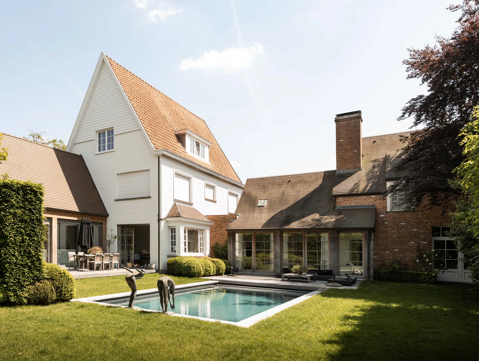 Lichtblauw zwembad met steenboord, terras en woning in Waregem — professionele liner plaatsen door Liner Plaatsen