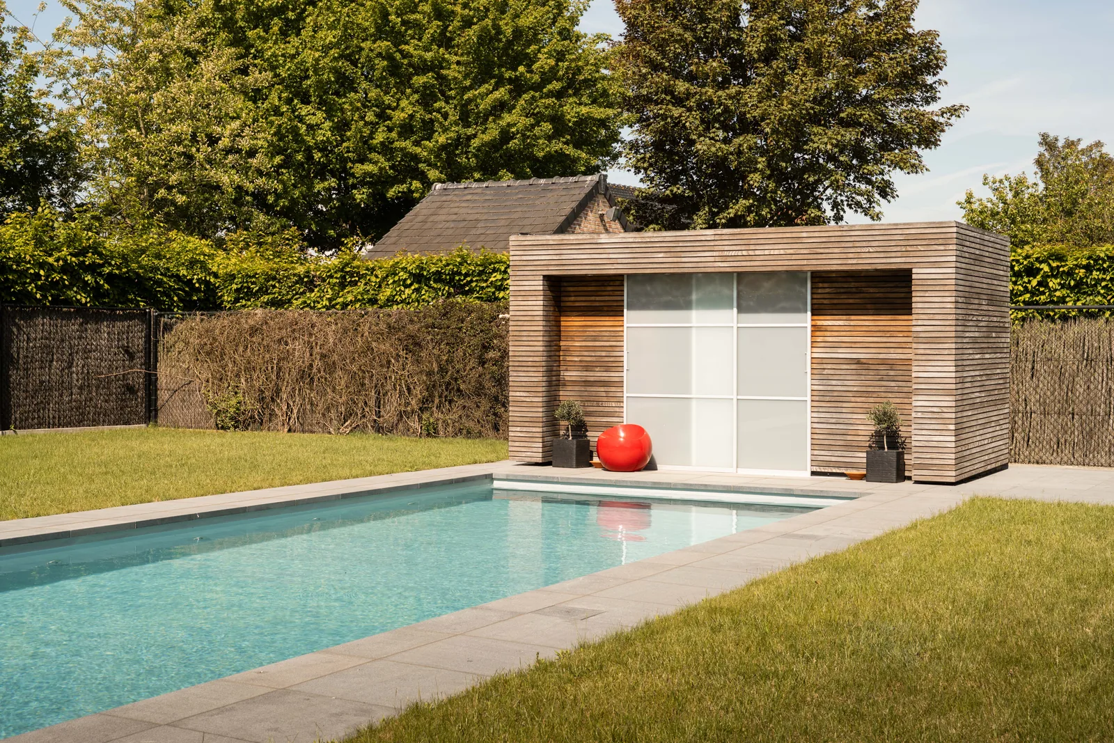 Zwembad met houten poolhouse en verzorgde tuin in Wevelgem — zwembadliner plaatsen door Liner Plaatsen